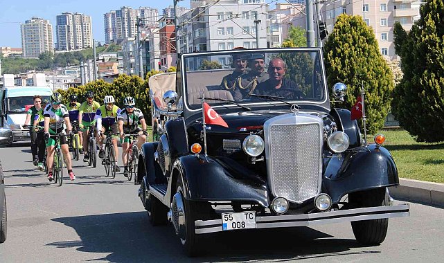 Yunanistan'dan Samsun'a pedallayan bisikletçilere davullu zurnalı karşılama