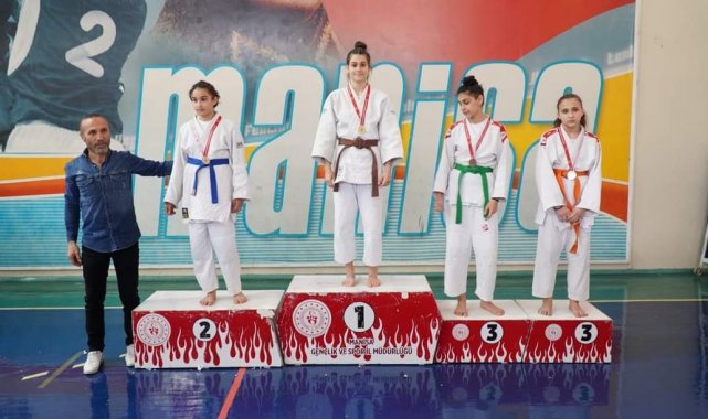 Yunusemre yıldızlarından 13 madalya