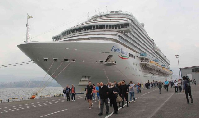 Yüzen otel İzmir Limanı'na demir attı
