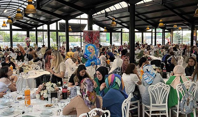 Yüzlerce kadın anneler günü etkinliğinde buluştu