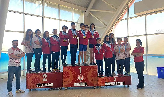 Yüzmede Denizli parmak ısırttı