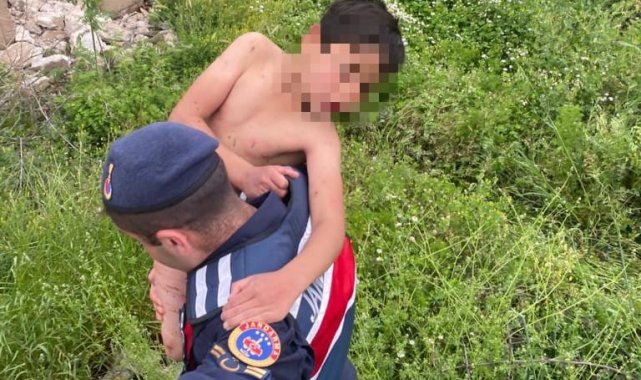Yüzmek için girdiği gölde dallara tutunarak mahsur kalan çocuk kurtarıldı