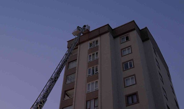 10 katlı apartmanın çatısında çıkan yangını itfaiye söndürdü