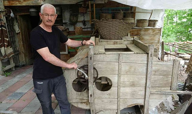 130 yıllık ahşap harman makinesine gözü gibi bakıyor