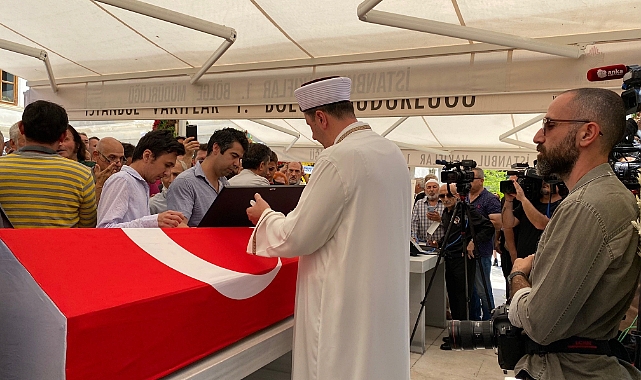 Cüneyt Arkın cenazesinde fotoğraf yarışı