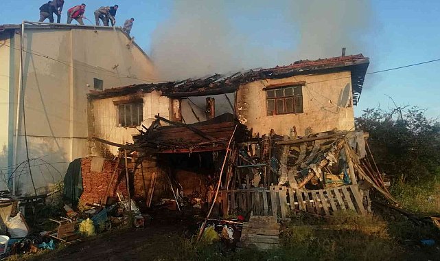 2 katlı kerpiç ev yangında enkaza dönerken, ev sahibi ise hastanelik oldu