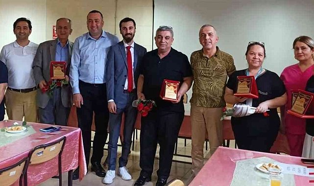 25 yılını dolduran sağlık çalışanlarına plaket verildi