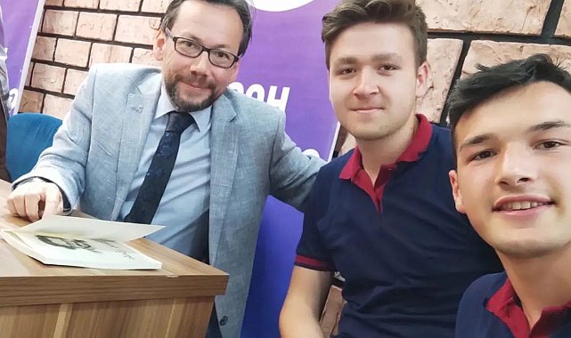 28 yıl önce mezun olduğu okulda yazdığı kitaplarını imzaladı