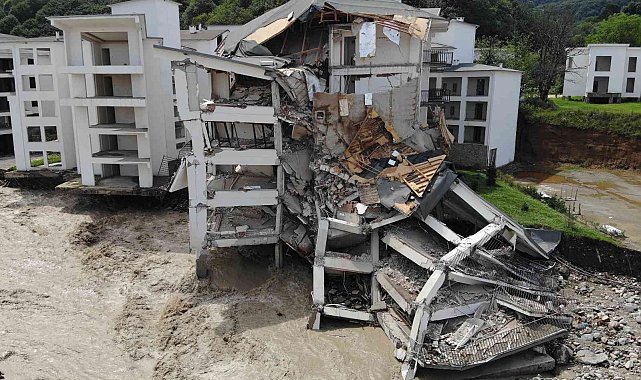 3 ay sonra açılışı yapılacak olan otel sel sularında yıkıldı