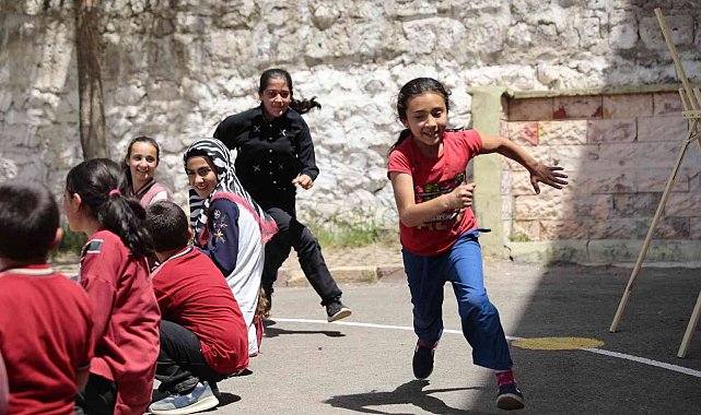 'Küçük Dokunuşlar Büyük Mutluluklar' projesi çocuklarla gönüllüleri buluşturuyor
