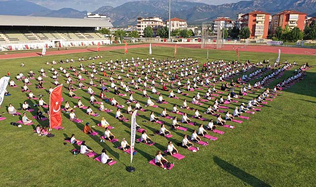 500 kadın birlikte yoga yaptı