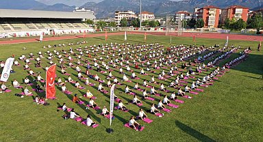 500 kadın birlikte yoga yaptı