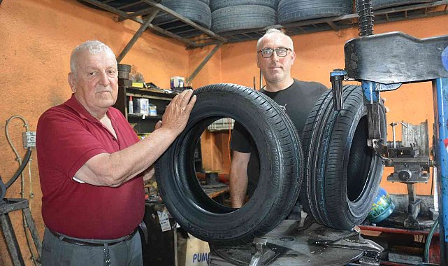 60 yıl önce kurduğu lastik tamir dükkanını oğluyla beraber işletiyor