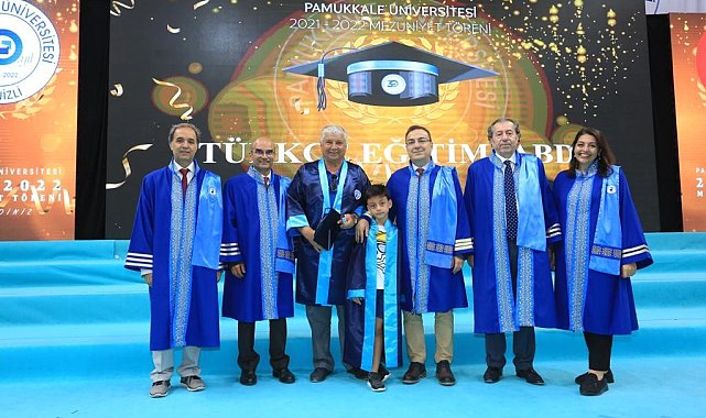 67 yaşında torunu ile birlikte diplomasını aldı