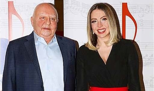 77 yaşındaki İzmir&#039;li iş insanı 4. kez evlendi! Eşinin yaşı gündem oldu