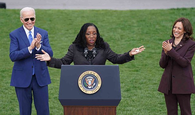 ABD Yüksek Mahkemesi&#039;nin ilk siyahi kadın yargıcı yemin etti