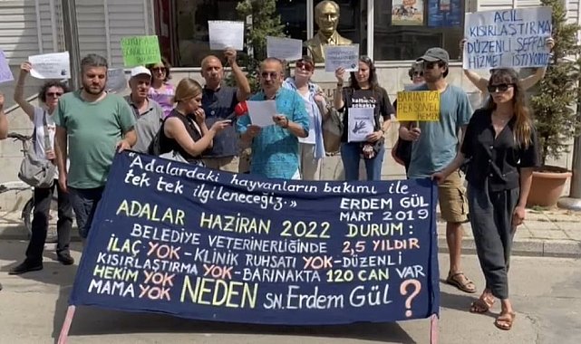 Adalar Belediyesi önünde hayvanseverlerden eylem