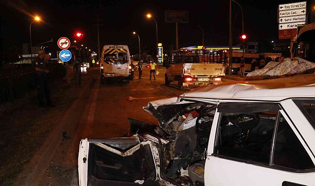 Adana&#039;da otomobil işçi servisine arkadan çarptı: 6 yaralı