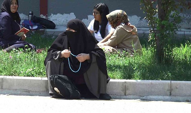 Adaylar salonda, yakınları okul önlerinde ter döktü