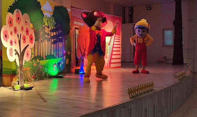 Adilcevaz'da minik öğrenciler tiyatro ile tanıştı