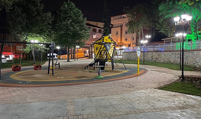 Adnan Kahveci Parkı akşam buluşmaları için aydınlatıldı