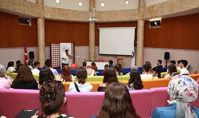 ADÜ'de 'toplum baskısının bireye etkisi' konuşuldu