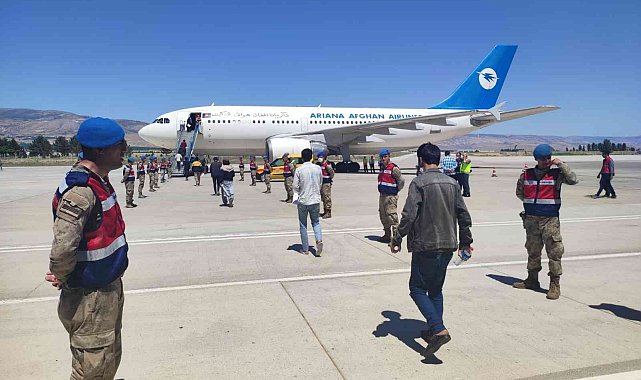 Afganlı 227 göçmen daha ülkelerine gönderildi