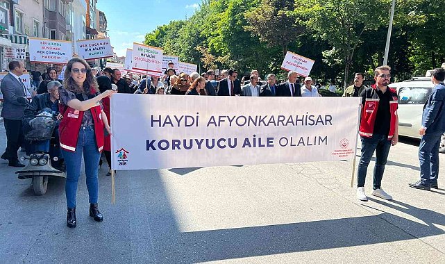 Afyonkarahisar&#039;da &#039;Koruyucu Aile Modeline&#039; yürüyerek dikkat çektiler