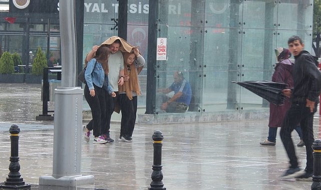 Afyonkarahisar'da sağanak yağış etkili oldu