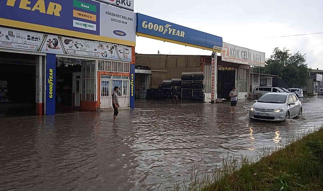 Afyonkarahisar'da sağanak yağış hayatı olumsuz etkiledi