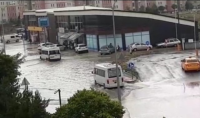 Afyonkarahisar'da sağanak yağmur yolları göle çevirdi