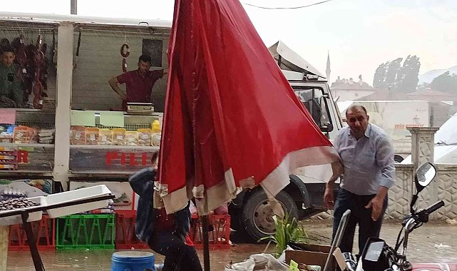 Afyonkarahisar'da şiddetli yağmur ve rüzgar hayatı olumsuz etkiledi