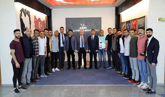 Ağrı Milli Eğitim Müdürü Hasan Kökrek, bölge birincisi olan halk oyunu ekibi ile bir araya geldi