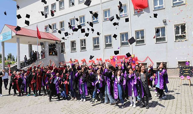 Ağrı'da öğrencilerin karne heyecanı