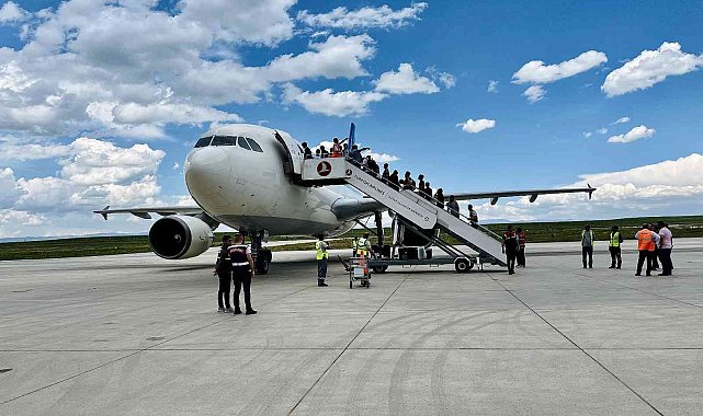 Ağrı'da sınır dışı edilen 499 Afgan göçmen uçakla ülkelerine gönderildi