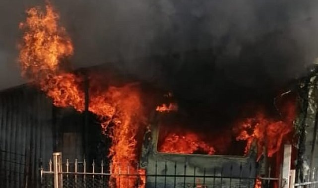 Ahır yangınında ticari araç küle döndü, 8 hayvan alevlerden zarar gördü