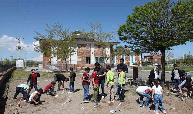 Ahlat'ta 'Minik Arkeologlar İş Başında' projesi