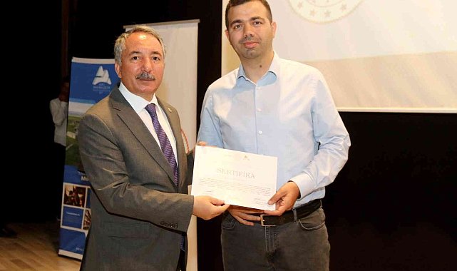 AİÇÜ'de akademik başarı destek eğitimine katılan öğretmenlere başarı sertifikaları verildi