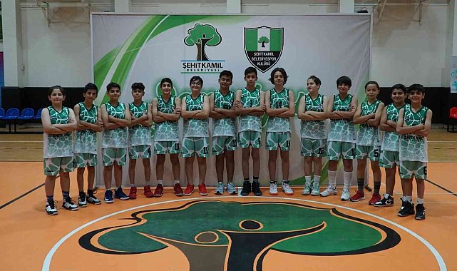 Akademide yetişiyor, formayı başarıyla taşıyorlar