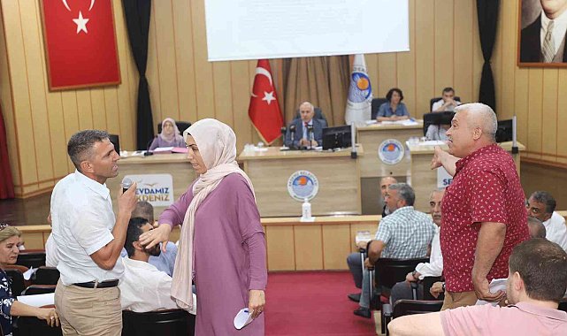 Akdeniz Belediye Meclisi'nde 'İstiklal Marşı' ve 'Öcalan' gerginliği