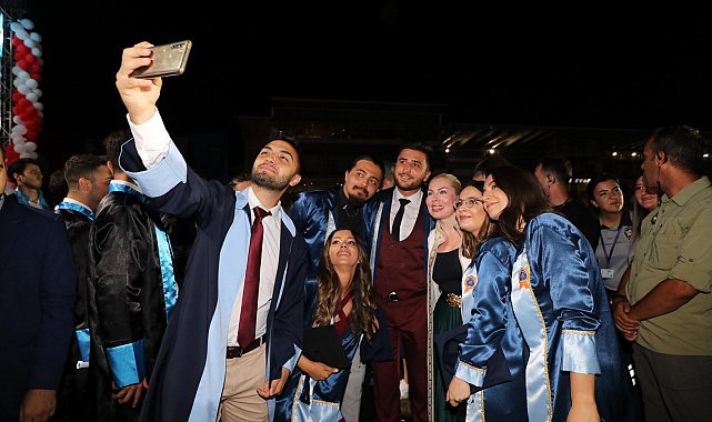 Akdeniz Üniversitesi'nden 10 bin öğrenci törenle mezun oldu