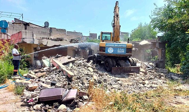 Akdeniz'de bir metruk bina daha yıkıldı