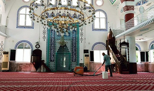 Akdeniz'de ibadethanelerde ilaçlama ve yıkama çalışmaları sürüyor