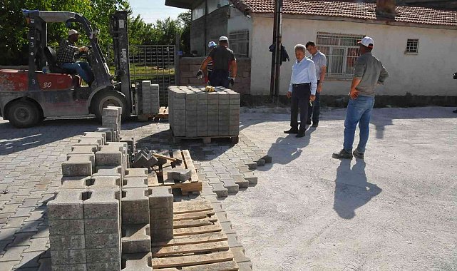 Akşehir Belediyesinden yol ve kilitli taş çalışması