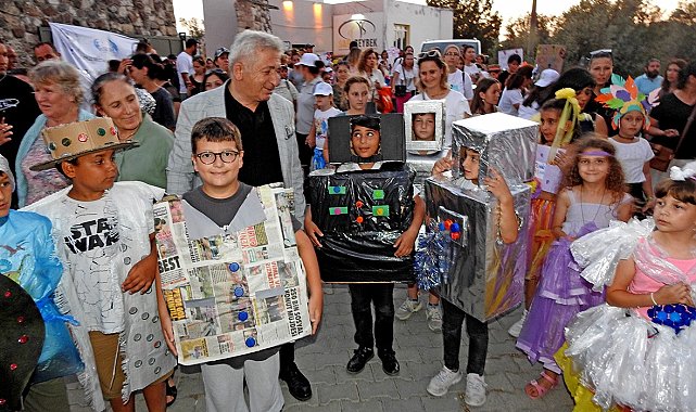 Alaçatı'da çevreci okuldan farkındalık yürüyüşü
