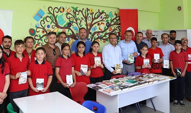 Alaşehir Kızılay'dan okul kütüphanesine bağış