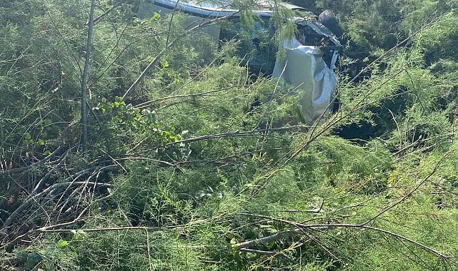 Alaşehir'de kontrolden çıkan araç şarampole uçtu: 2 yaralı