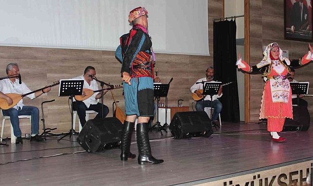 Alaşehir'de saz ekibi izleyenleri coşturdu