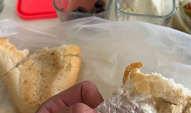 Aldığı ekmek içerisinden poşet çıktı