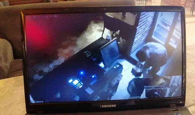 Alışveriş merkezindeki bahşiş kutularını çalıp kaçtı